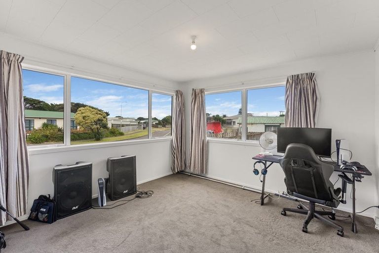 Photo of property in 16 Karaka Street, Otaki Beach, Otaki, 5512
