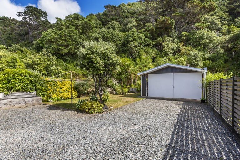 Photo of property in 130 Breaker Bay Road, Breaker Bay, Wellington, 6022
