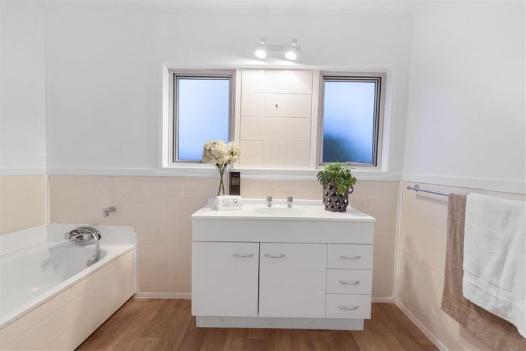 Photo of property in 40 Valley View Road, Glenfield, Auckland, 0629