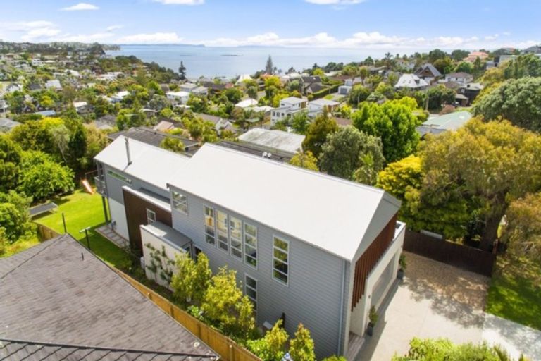 Photo of property in 8 Garadice Road, Rothesay Bay, Auckland, 0630