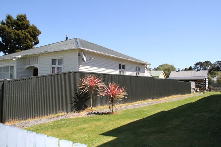 Photo of property in 19 Orawia Road, Tuatapere, 9620