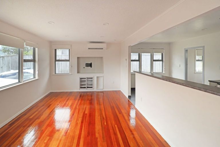 Photo of property in 8 Kenmore Street, Newlands, Wellington, 6037