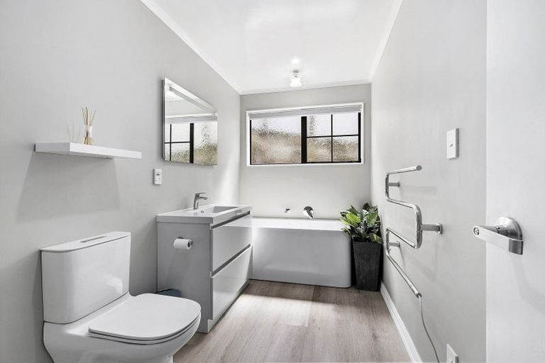 Photo of property in 16 Ordley Grove, Tawa, Wellington, 5028