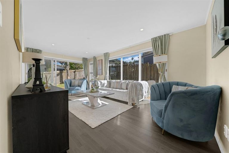 Photo of property in 19 Deverell Place, Northcross, Auckland, 0632