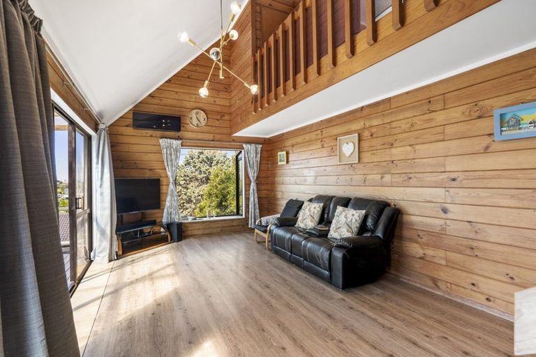 Photo of property in 2/24 Thalia Place, Totara Vale, Auckland, 0629