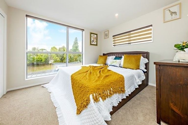 Photo of property in 28/11 Ray Small Drive, Papakura, 2110