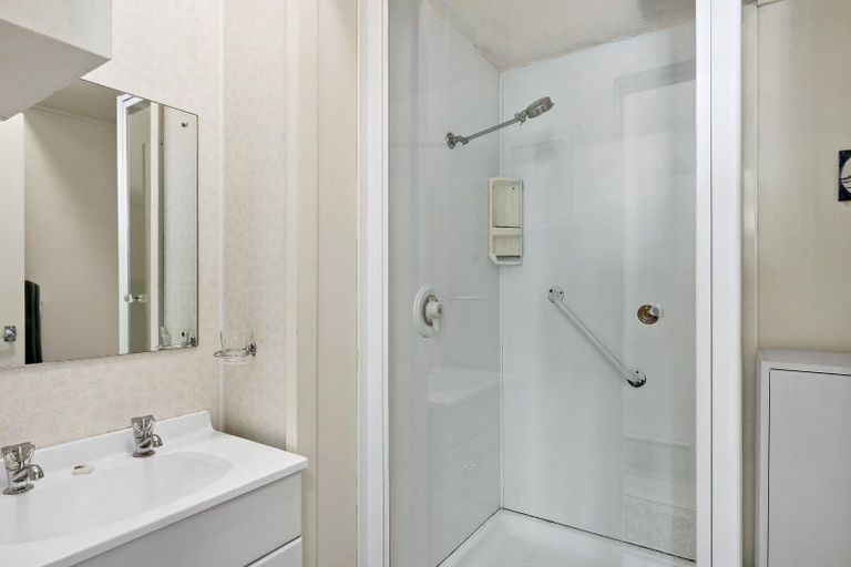 Photo of property in Rona House, 33 Rimu Street, Eastbourne, Lower Hutt, 5013