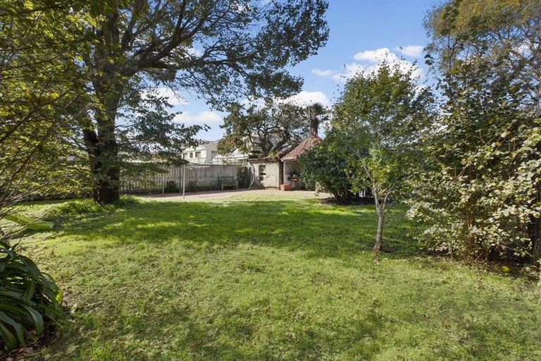 Photo of property in 102 Derwent Street, Island Bay, Wellington, 6023