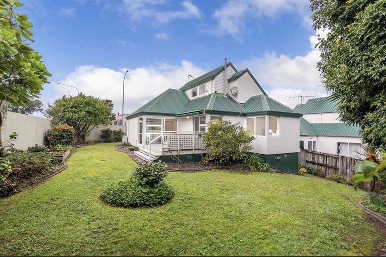 Photo of property in 1/1 Valley Road, Northcote, Auckland, 0626