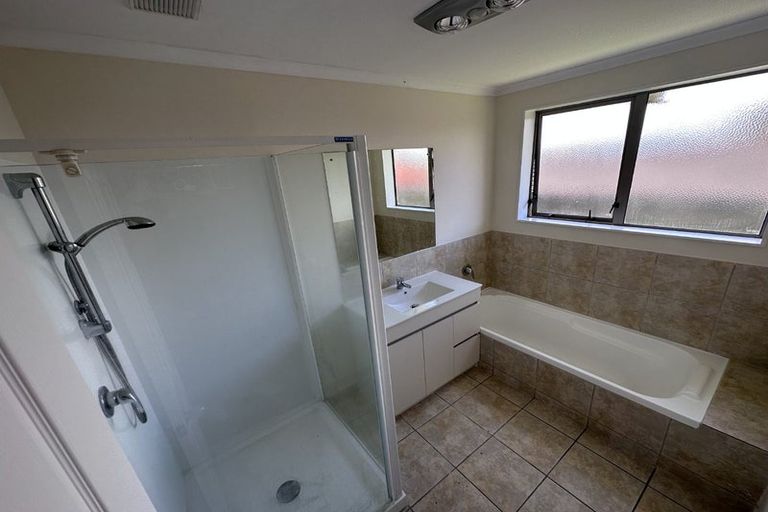 Photo of property in 30 Piriti Place, Weymouth, Auckland, 2103