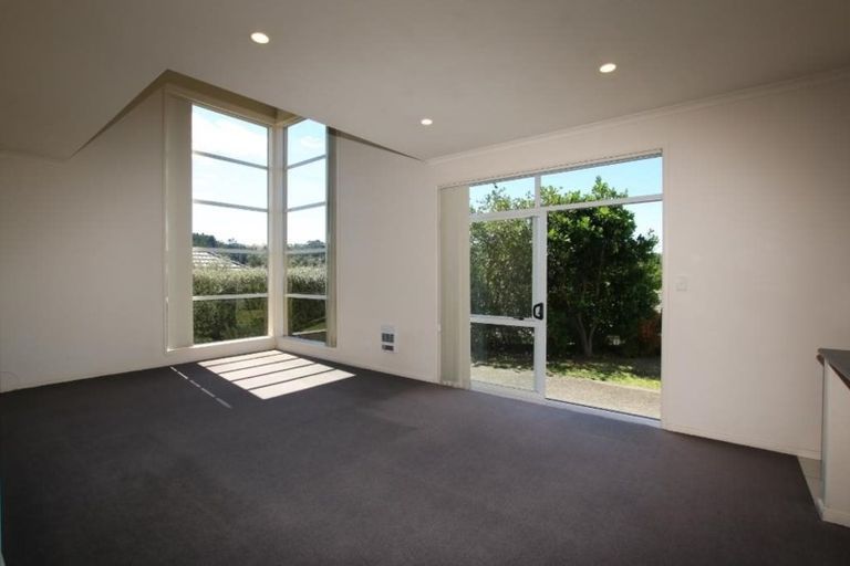 Photo of property in 74 George Deane Place, Greenhithe, Auckland, 0632