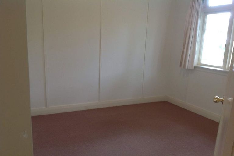 Photo of property in 4 Fairfax Avenue, Northcote, Auckland, 0627