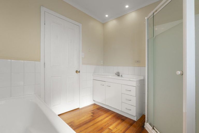 Photo of property in 6 Grainger Road, Te Atatu South, Auckland, 0610