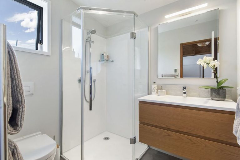 Photo of property in 17b Rangitoto Terrace, Milford, Auckland, 0620