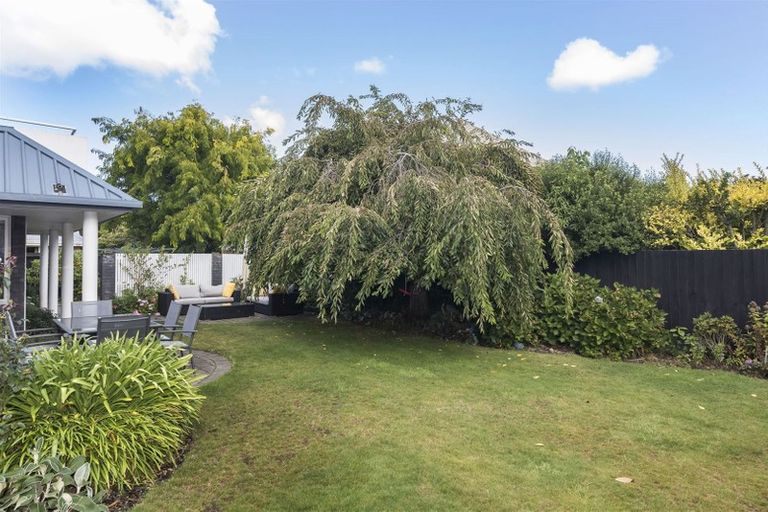 Photo of property in 16 Huntingdon Place, Avonhead, Christchurch, 8042