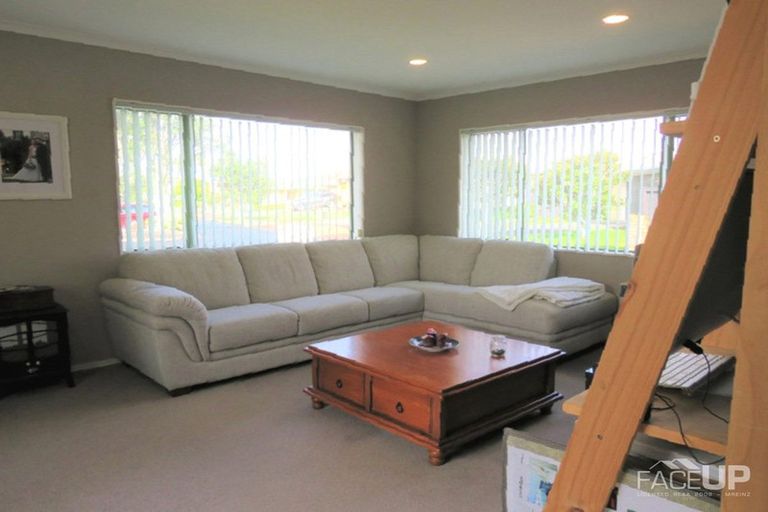 Photo of property in 22 Connemara Court, West Harbour, Auckland, 0618