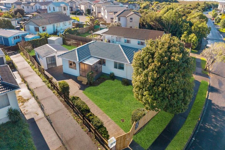 Photo of property in 30 Becker Drive, Weymouth, Auckland, 2103