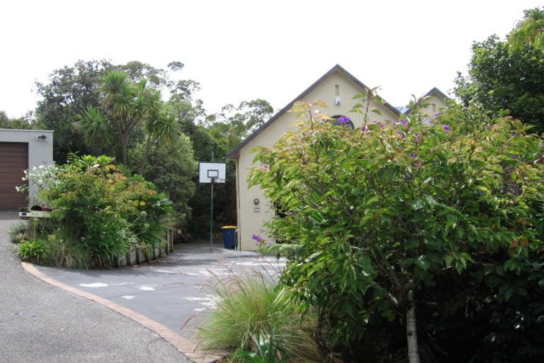 Photo of property in 12 Tree Fern Trail, Campbells Bay, Auckland, 0630