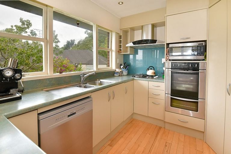 Photo of property in 14 Tawhana Crescent, Red Beach, 0932