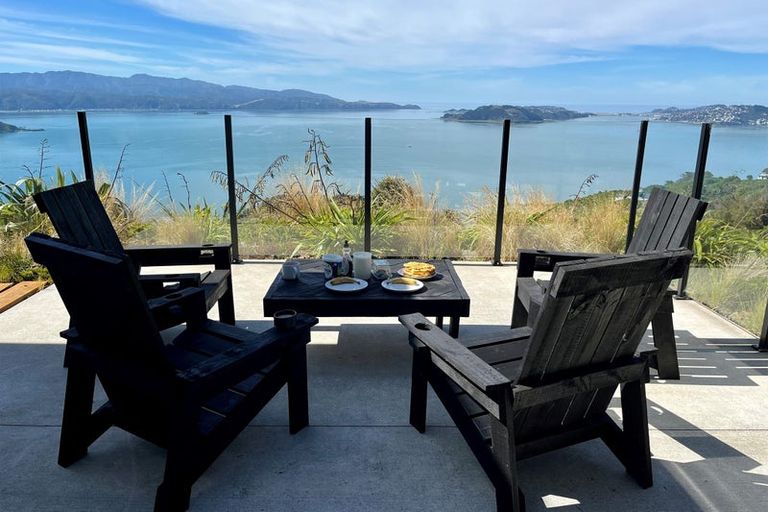 Photo of property in 17 Promontory Crescent, Newlands, Wellington, 6037