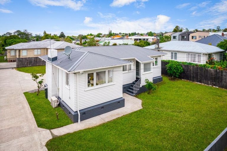 Photo of property in 61 Archibald Road, Kelston, Auckland, 0602