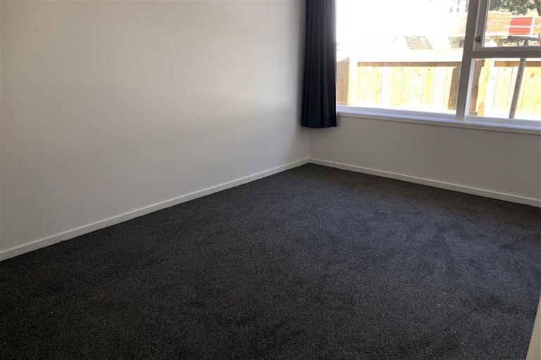 Photo of property in 3/2 Longbill Place, Glendene, Auckland, 0602