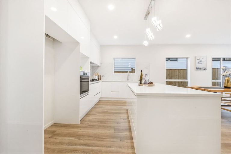 Photo of property in 12 Haku Road, Flat Bush, Auckland, 2019