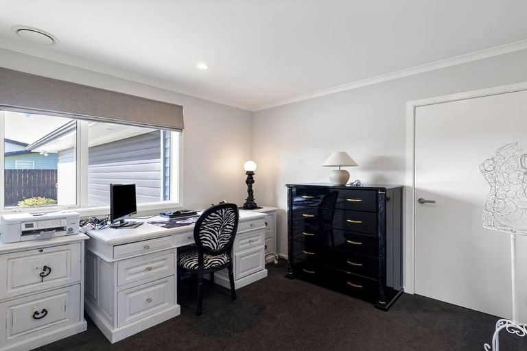 Photo of property in 111 Johnstone Drive, Fitzherbert, Palmerston North, 4410