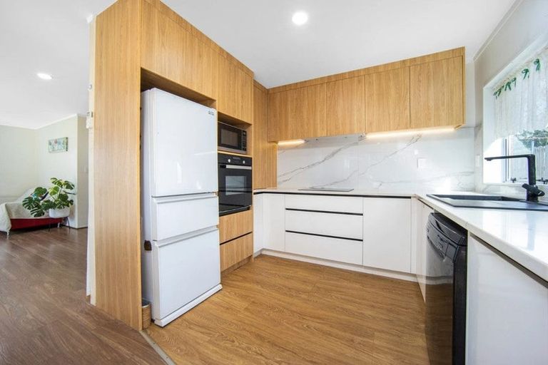 Photo of property in 3 Lanier Place, Glendene, Auckland, 0602