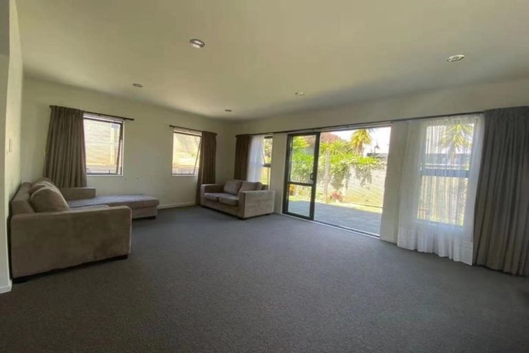 Photo of property in 2/48 Schnapper Rock Road, Schnapper Rock, Auckland, 0632