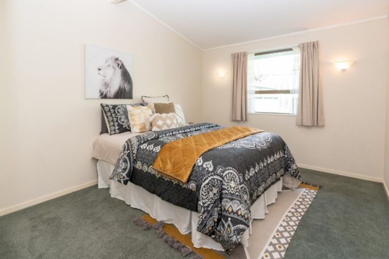 Photo of property in 1b Westview Grove, Miramar, Wellington, 6022