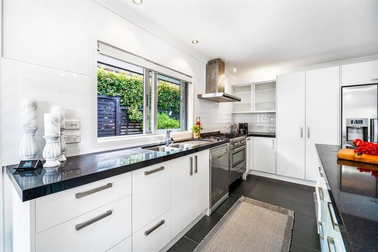 Photo of property in 32 Corricvale Way, Northcross, Auckland, 0630