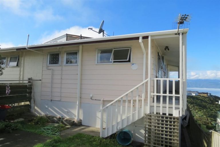 Photo of property in 9b Edgecombe Street, Newlands, Wellington, 6037