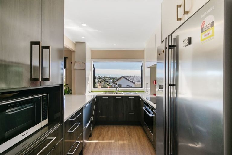 Photo of property in 2/10 Helicon Place, Totara Vale, Auckland, 0629