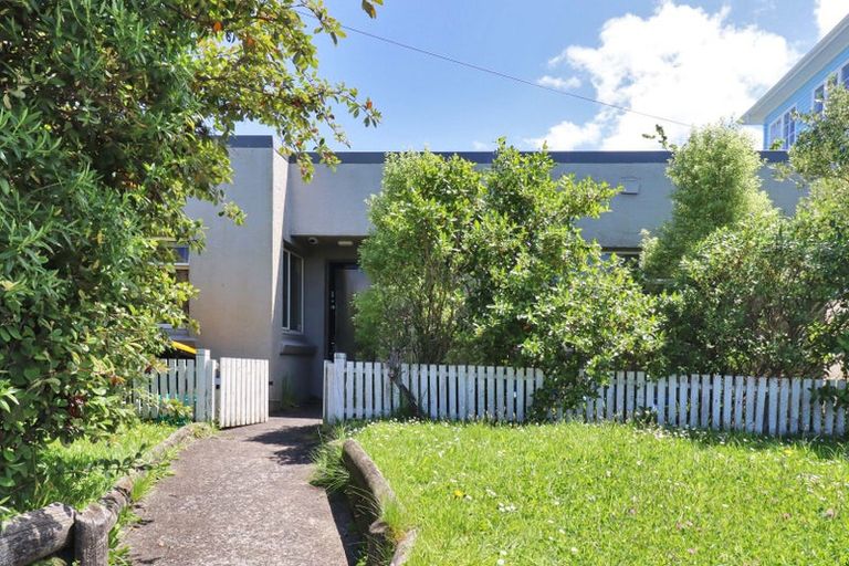Photo of property in 140 The Ridgeway, Mornington, Wellington, 6021