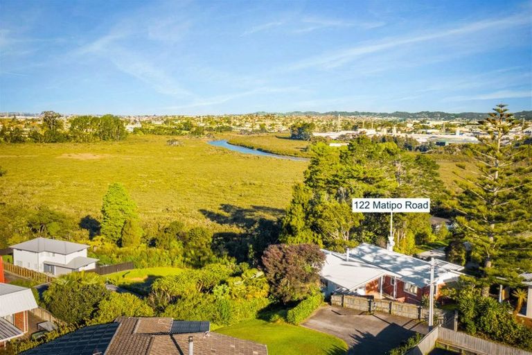 Photo of property in 122 Matipo Road, Te Atatu Peninsula, Auckland, 0610