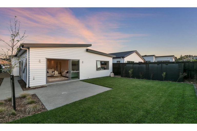Photo of property in 36 Lumbarda Drive, Kumeu, 0810