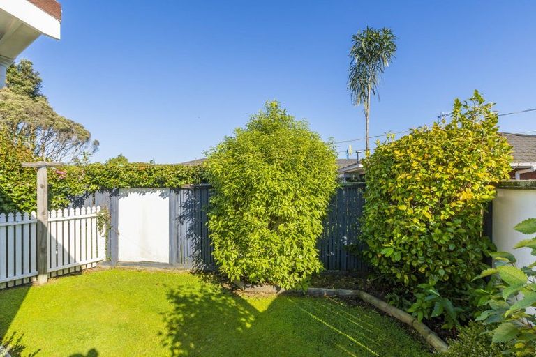 Photo of property in 15 Rosebank Grove, Waikanae, 5036