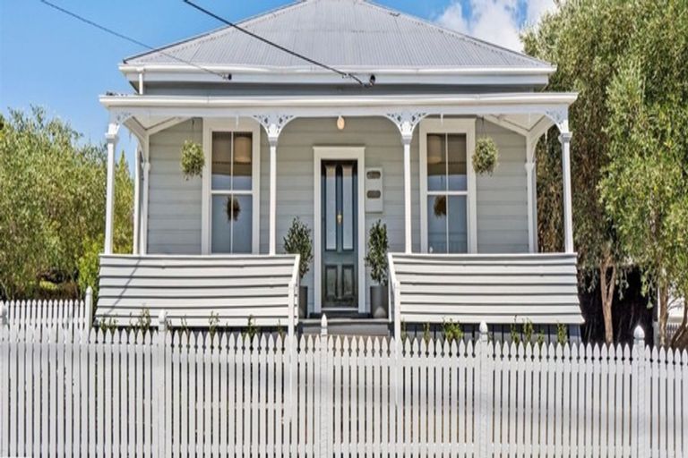 Photo of property in 1/12 Rodney Road, Northcote Point, Auckland, 0627