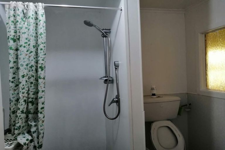 Photo of property in 54 Royal View Road, Te Atatu South, Auckland, 0610