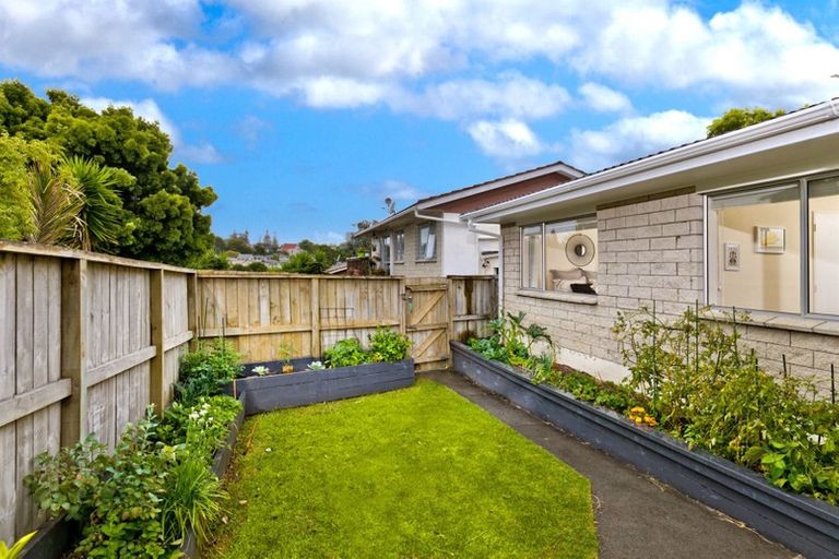 Photo of property in 1/24 Woodglen Road, Glen Eden, Auckland, 0602