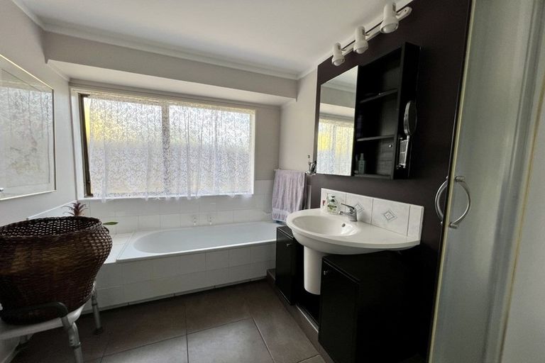 Photo of property in 27 Sheralee Place, Bucklands Beach, Auckland, 2014