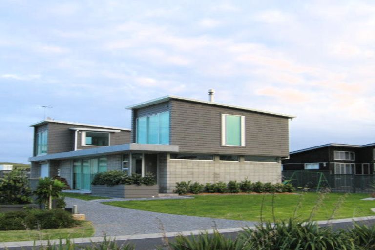 Photo of property in 10 Paraoa Crescent, Omaha, 0986