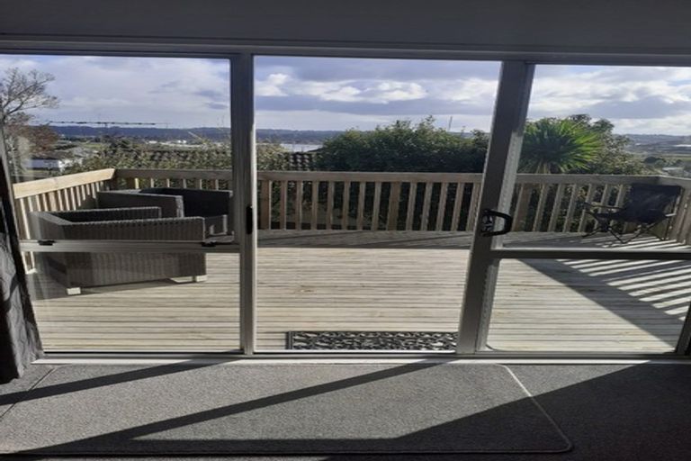 Photo of property in 9 Meadowood Drive, Unsworth Heights, Auckland, 0632