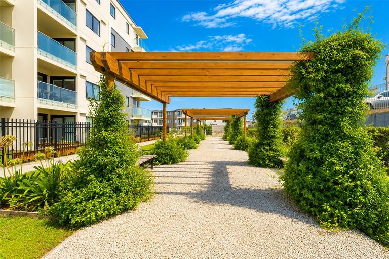 Photo of property in Apollo Apartments, 201/46 Rosedale Road, Rosedale, Auckland, 0632