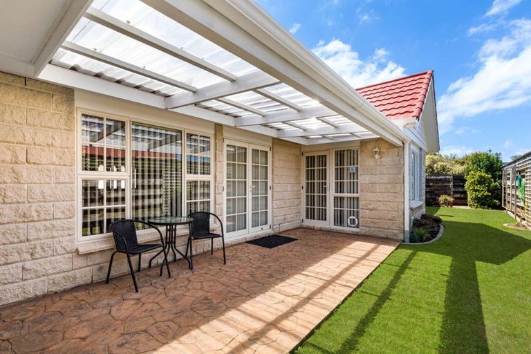 Photo of property in 2 Beech Place, Hawera, 4610