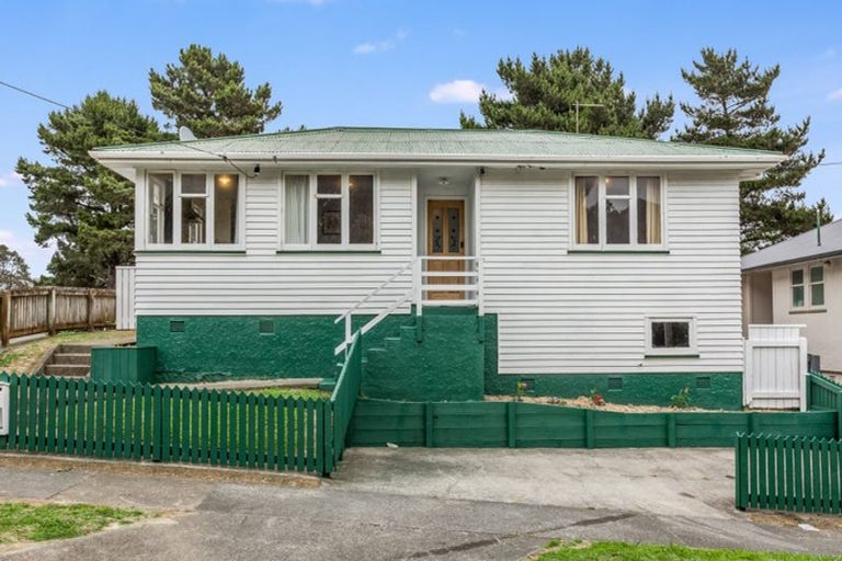 Photo of property in 12 Cornwall Crescent, Cannons Creek, Porirua, 5024