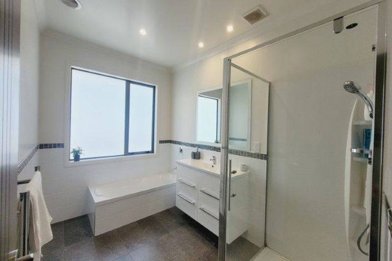 Photo of property in 32 Sumner Terrace, Aotea, Porirua, 5024