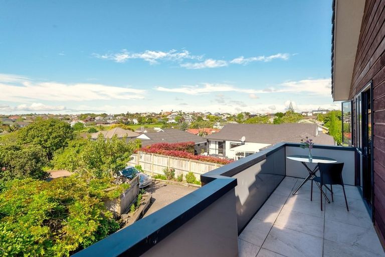 Photo of property in 2/5 Perendale Close, Somerville, Auckland, 2014