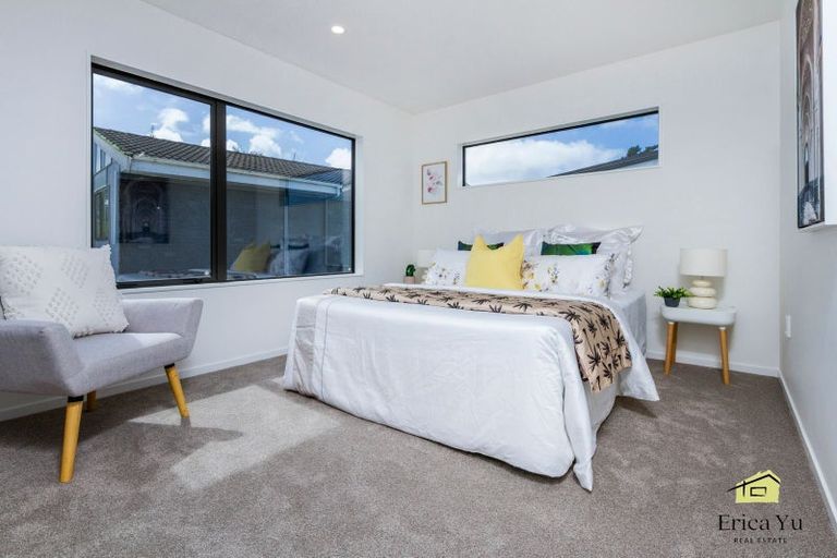 Photo of property in 1/21 Lowtherhurst Road, Massey, Auckland, 0614
